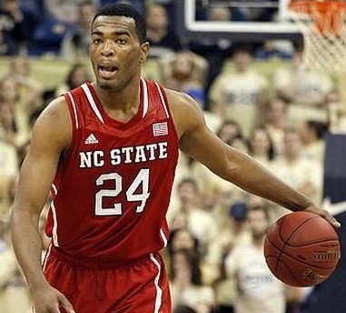 记者：韦斯利-福法纳身边人表示球员与切尔西没有问题